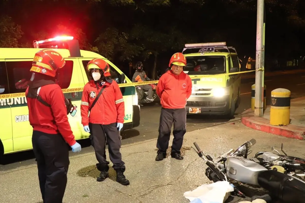 El conductor de una motocicleta fue asesinado en la calzada Atanasio Tzul y 40 calle zona 8., Foto Bomberos Municipales