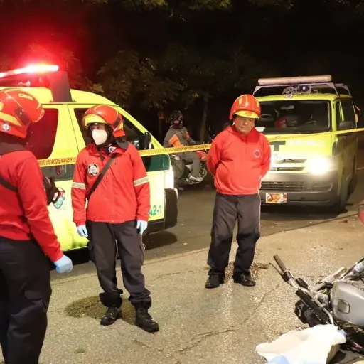 El conductor de una motocicleta fue asesinado en la calzada Atanasio Tzul y 40 calle zona 8. ,Foto Bomberos Municipales
