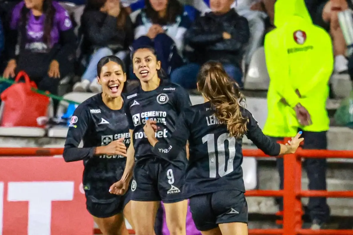 Ana Lucía Martínez celebra su gol ante el Pachuca - Cruz Azul
