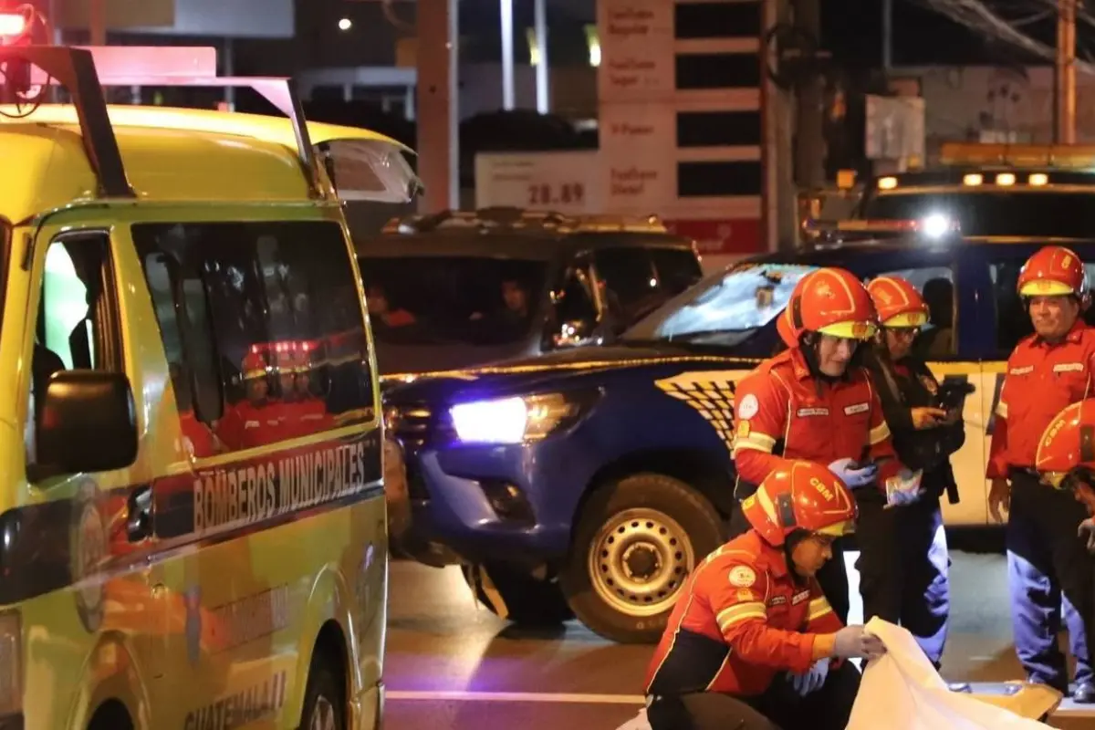 Bomberos localizaron a dos personas fallecidas en calzada San Juan., Foto Bomberos Municipales