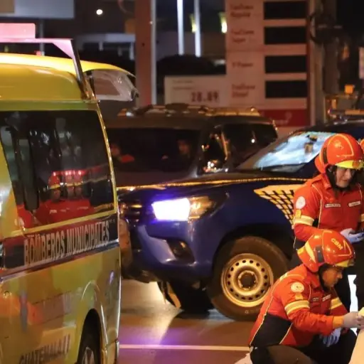 Bomberos localizaron a dos personas fallecidas en calzada San Juan. ,Foto Bomberos Municipales
