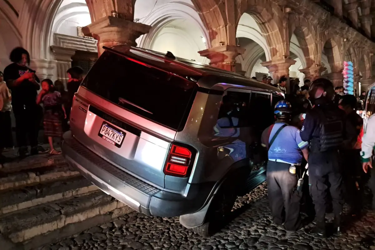 El vehículo impactó contra las gradas del edificio municipal., Foto María Teresa López