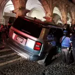 El vehículo impactó contra las gradas del edificio municipal. ,Foto María Teresa López