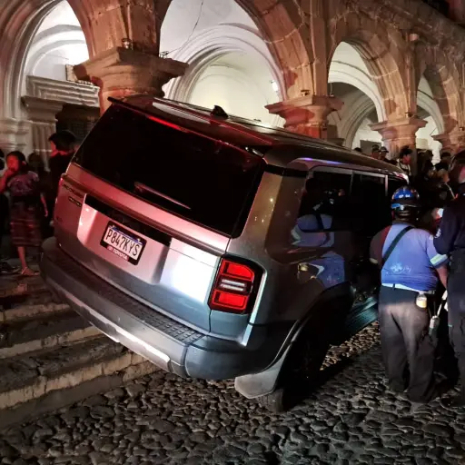 El vehículo impactó contra las gradas del edificio municipal. ,Foto María Teresa López