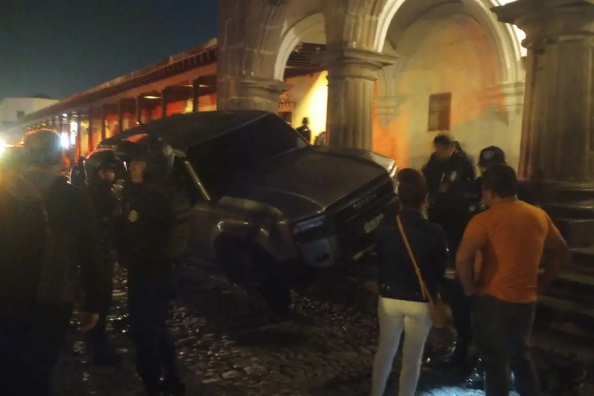  Como resultado del incidente, dos peatones fueron trasladados de inmediato al Hospital Nacional de Antigua Guatemala, Foto María Teresa López