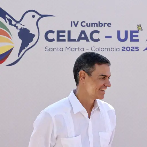 El presidente del Gobierno de España, Pedro Sánchez, llega a la ceremonia de apertura de la IV Cumbre CELAC-UE este domingo, en Santa Marta (Colombia).  ,Foto EFE