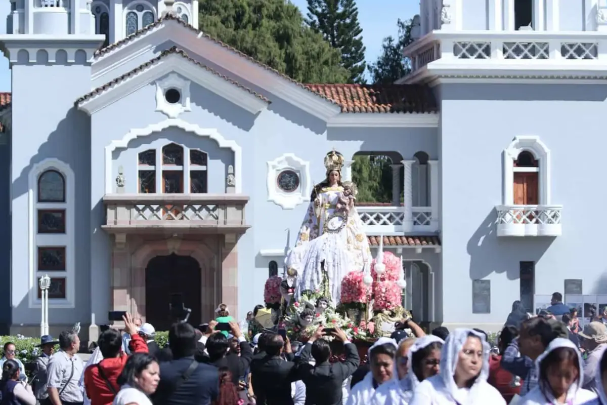 La venerada imagen de la Virgen del Rosario, que preside el Altar Mayor de la Capilla., Foto Alex Meoño