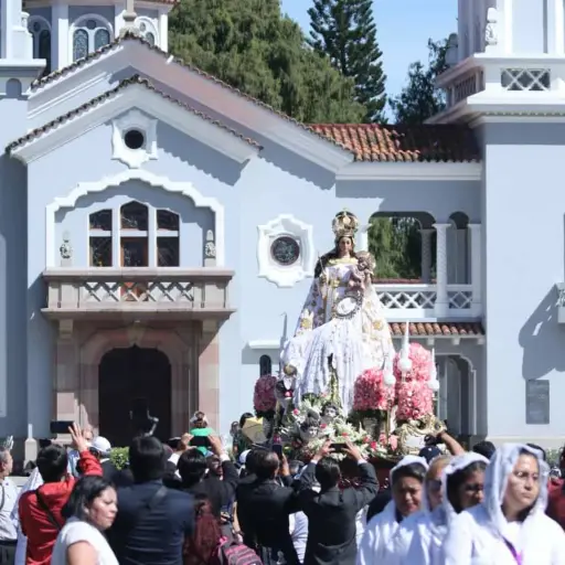 La venerada imagen de la Virgen del Rosario, que preside el Altar Mayor de la Capilla. ,Foto Alex Meoño