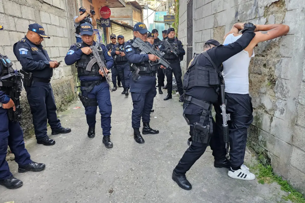 Agentes de varias comisarías participan en el operativo de esta tarde. , Foto PNC
