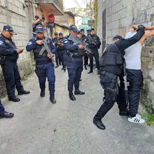 Agentes de varias comisarías participan en el operativo de esta tarde.  ,Foto PNC