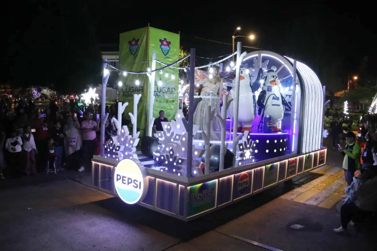 El desfile cuenta con carrozas temáticas, personajes navideños, música en vivo y presentaciones artísticas , Foto Alex Meoño