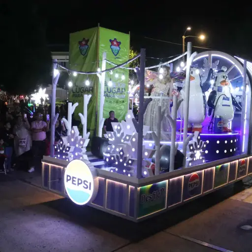 El desfile cuenta con carrozas temáticas, personajes navideños, música en vivo y presentaciones artísticas  ,Foto Alex Meoño