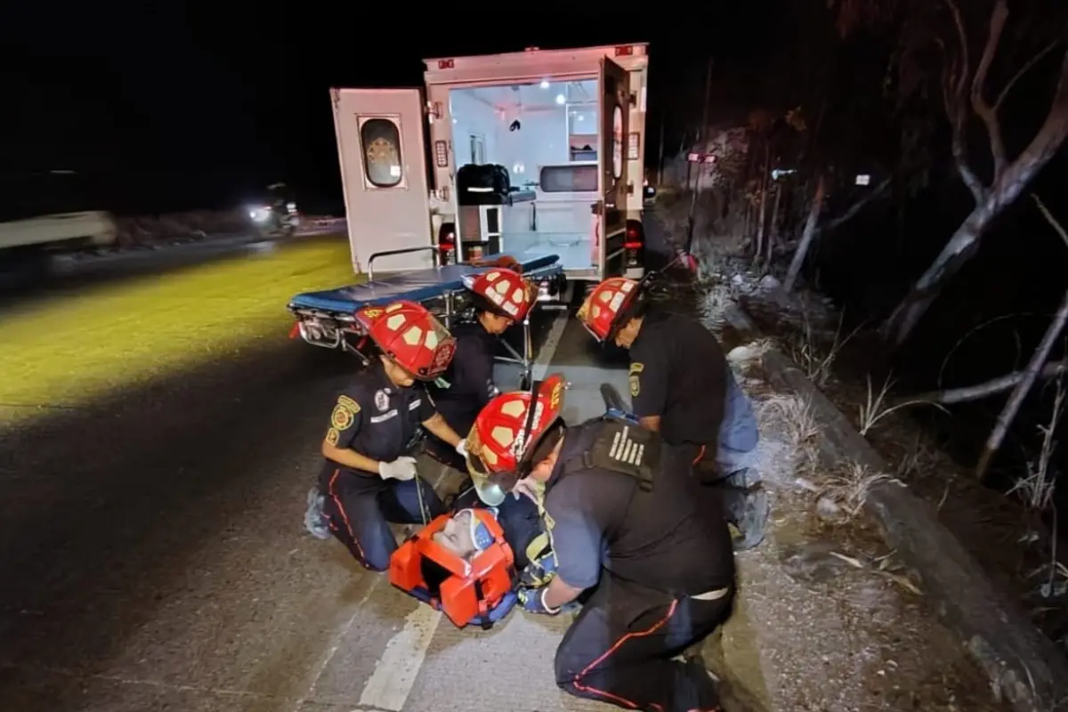 Los rescatistas acudieron al llamado de otros conductores, quienes reportaron el accidente de tránsito., Bomberos Municipales Departamentales. 