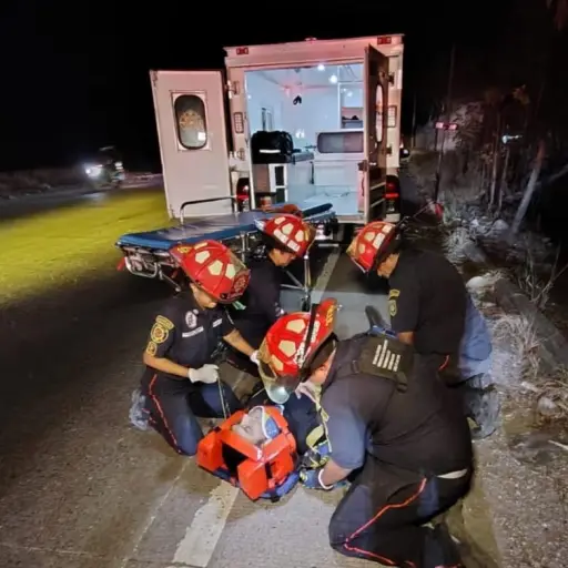 Los rescatistas acudieron al llamado de otros conductores, quienes reportaron el accidente de tránsito. ,Bomberos Municipales Departamentales. 