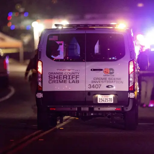 Footo de archivo de una furgoneta del laboratorio de criminalística tras un tiroteo en California, EE ,UU