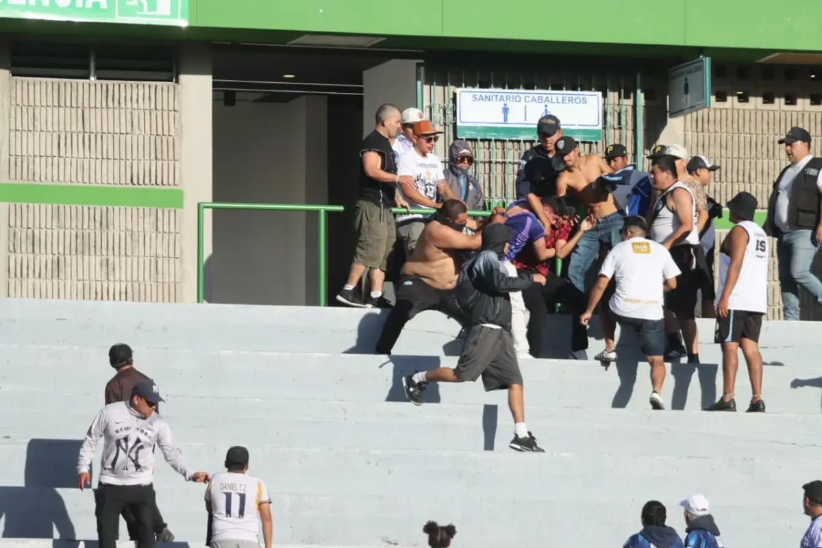 Aficionados se van a los golpes en la preferencia del Cementos Progreso., Alex Meoño.