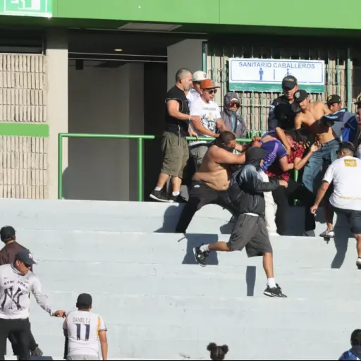 Aficionados se van a los golpes en la preferencia del Cementos Progreso. ,Alex Meoño.