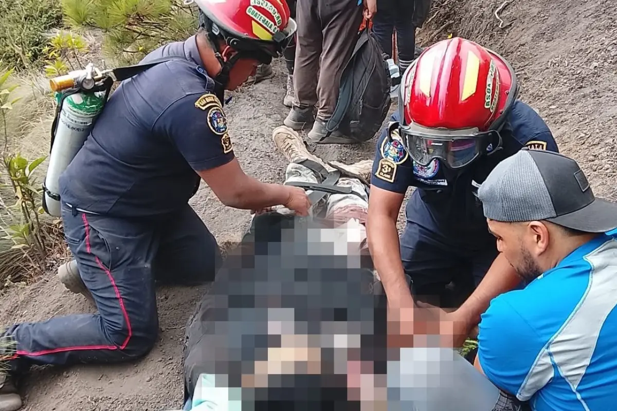 Los rescatistas aplicaron los primeros auxilios al turista que fue rescatado., Bomberos Municipales Departamentales. 