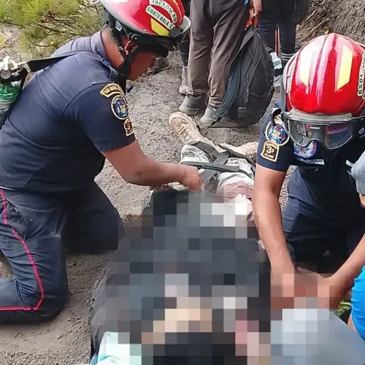 Los rescatistas aplicaron los primeros auxilios al turista que fue rescatado. ,Bomberos Municipales Departamentales. 