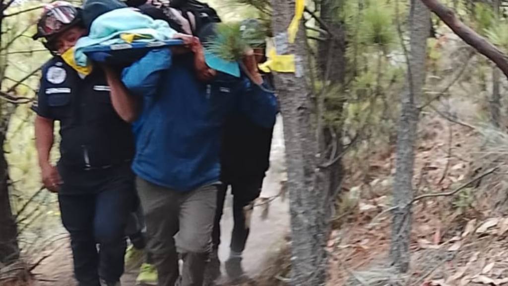 Rescatan a turista con quemaduras en Volcán de Fuego | Bomberos Municipales Departamentales