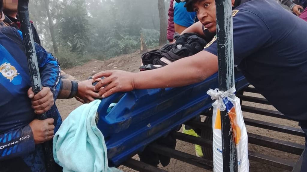 Rescatan a turista con quemaduras en Volcán de Fuego | Bomberos Municipales Departamentales