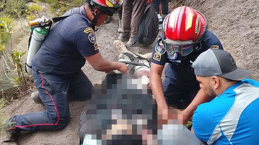 Rescatan a turista con quemaduras en Volcán de Fuego | Bomberos Municipales Departamentales