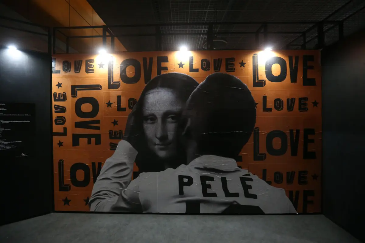 Montaje gráfico de Pelé con la Gioconda que se exhibe en el Museo Pelé, situado en la ciudad brasileña de Santos,  EFE/ Guilherme Dionizio
