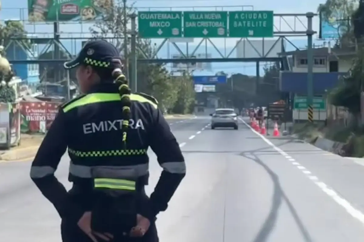 Agente de Emixtra en polémica. , Captura de pantalla video de Facebook.