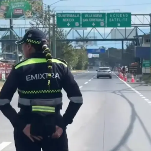 Agente de Emixtra en polémica.  ,Captura de pantalla video de Facebook.