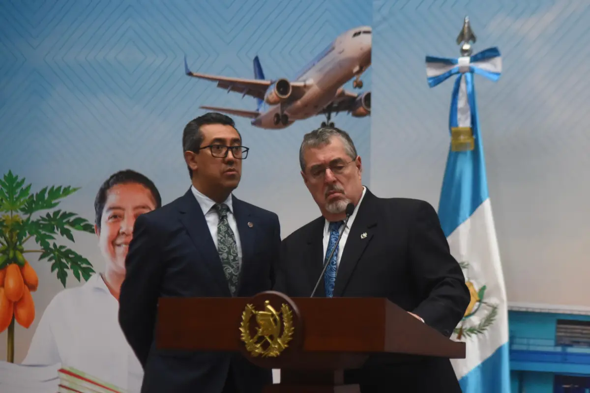 El presidente Bernardo Arévalo y el ministro de Finanzas, Jonathan Menkos, durante la conferencia "La Ronda", en el Palacio Nacional, el 26 de noviembre de 2025., Omar Solís/Emisoras Unidas