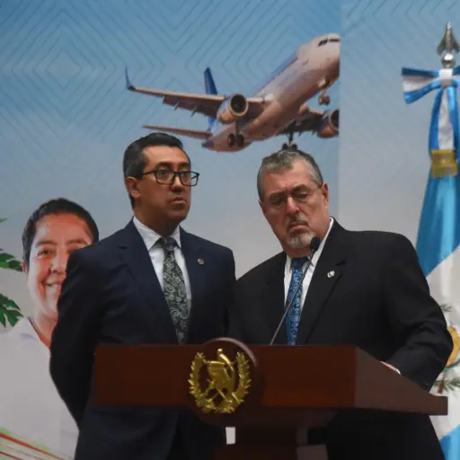 El presidente Bernardo Arévalo y el ministro de Finanzas, Jonathan Menkos, durante la conferencia 