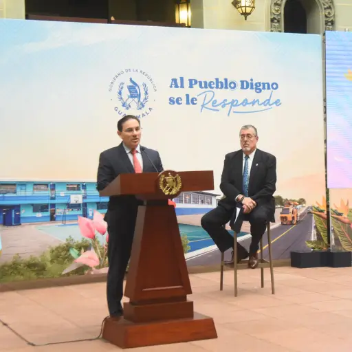 El ministro de Gobernación, Marco Antonio Villeda, y el presidente de la República, Bernardo Arévalo, en una conferencia el 26 de noviembre de 2025 en el Palacio Nacional. ,Omar Solís/Emisoras Unidas