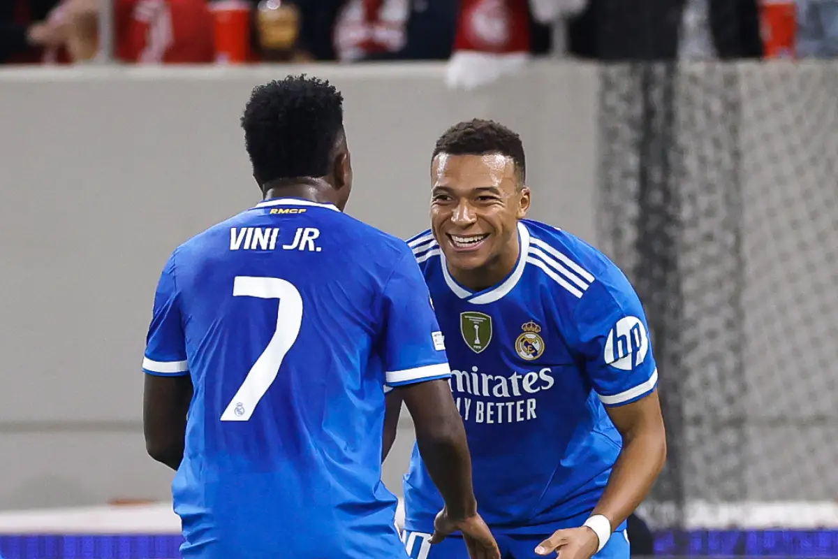 Celebración de Kylian Mbappé con Vinícius Jr. - Real Madrid