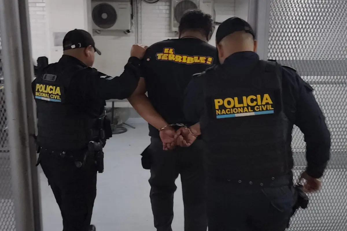 Los agentes interceptaron a alias “Mister Popo” cuando intentaba escapar tras el intento de asalto. , PNC