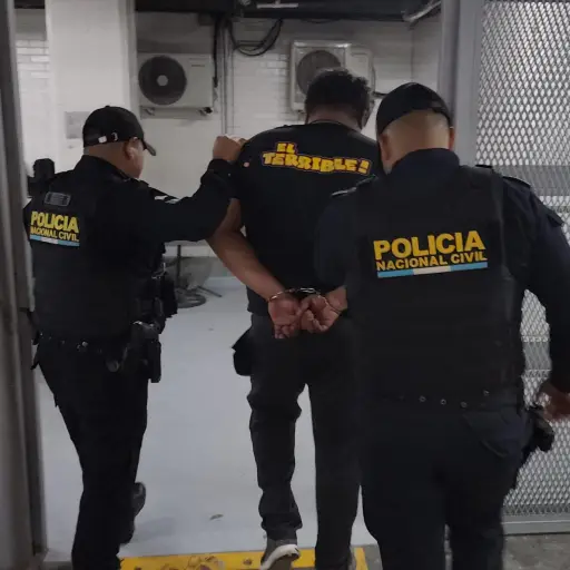 Los agentes interceptaron a alias Mister Popo cuando intentaba escapar tras el intento de asalto.  ,PNC