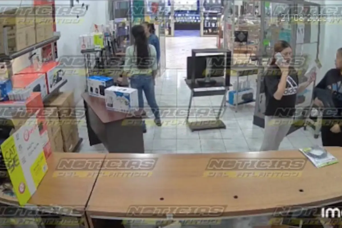 Mujeres roban laptop en ruta al Atlántico., Captura de pantalla video Facebook.