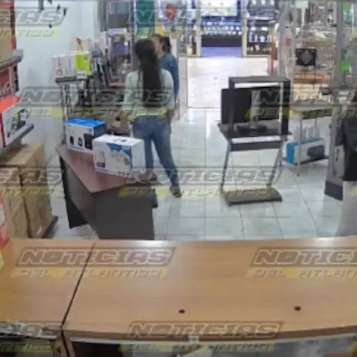 Mujeres roban laptop en ruta al Atlántico. ,Captura de pantalla video Facebook.