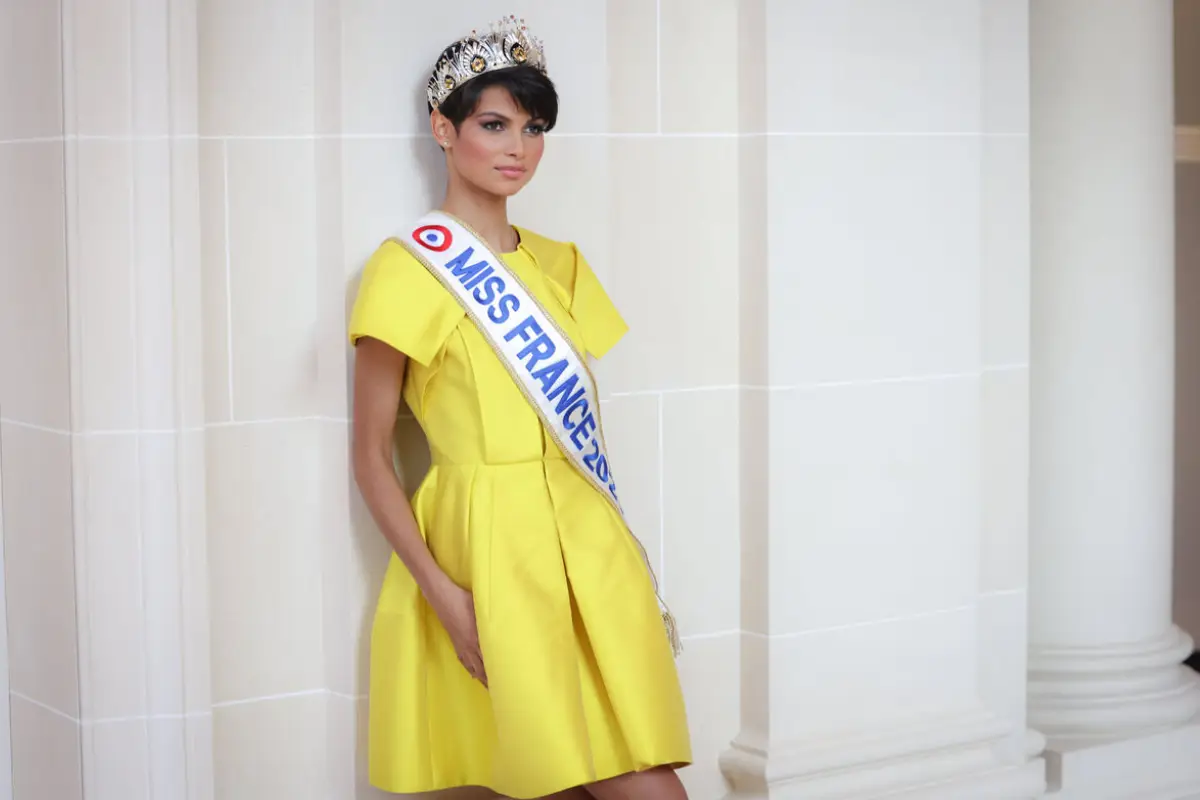 Miss Francia, Facebook