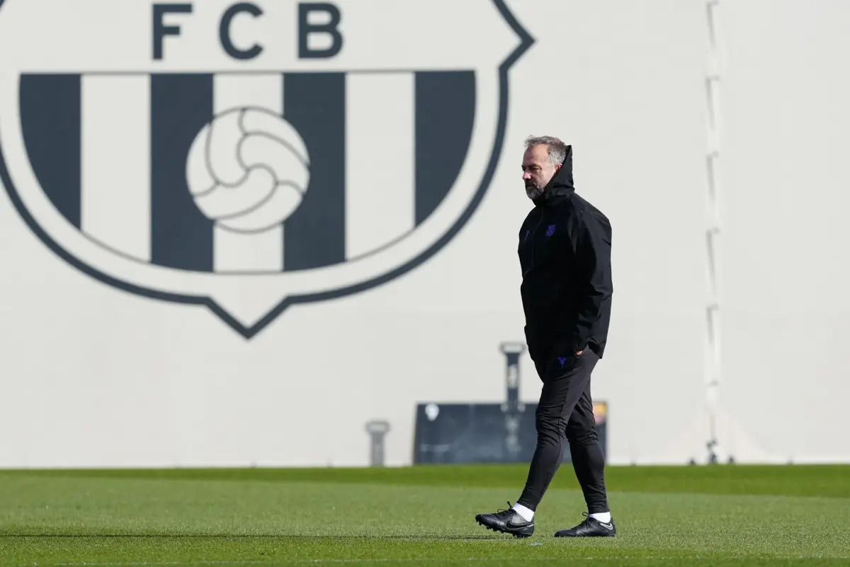 El entrenador del FC Barcelona, Hansi Flick, durante el entrenamiento de su equipo este lunes, EFE/Alejandro Garcia