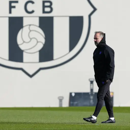 El entrenador del FC Barcelona, Hansi Flick, durante el entrenamiento de su equipo este lunes , EFE/Alejandro Garcia