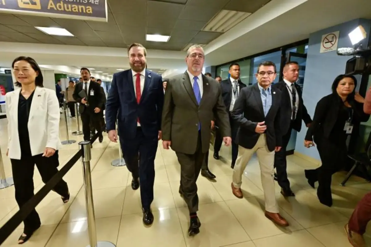 El presidente Bernardo Arévalo, acompañado de representantes internacionales y funcionarios de distintas entidades, verificó el Aeropuerto Internacional La Aurora., Gobierno de Guatemala