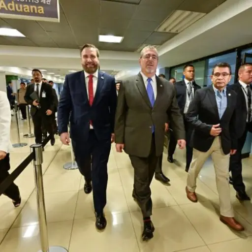 El presidente Bernardo Arévalo, acompañado de representantes internacionales y funcionarios de distintas entidades, verificó el Aeropuerto Internacional La Aurora. ,Gobierno de Guatemala