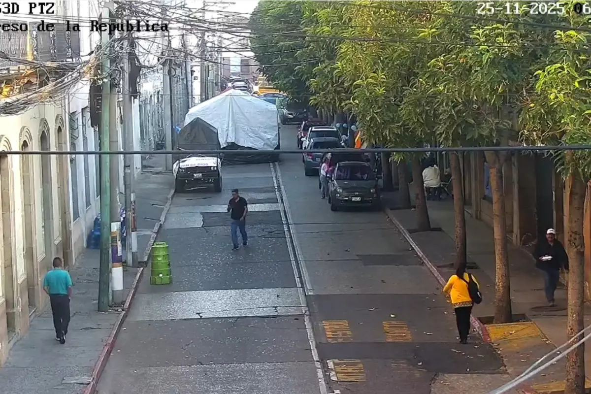 Un grupo de salubristas manifiesta frente al Congreso., Municipalidad de Guatemala