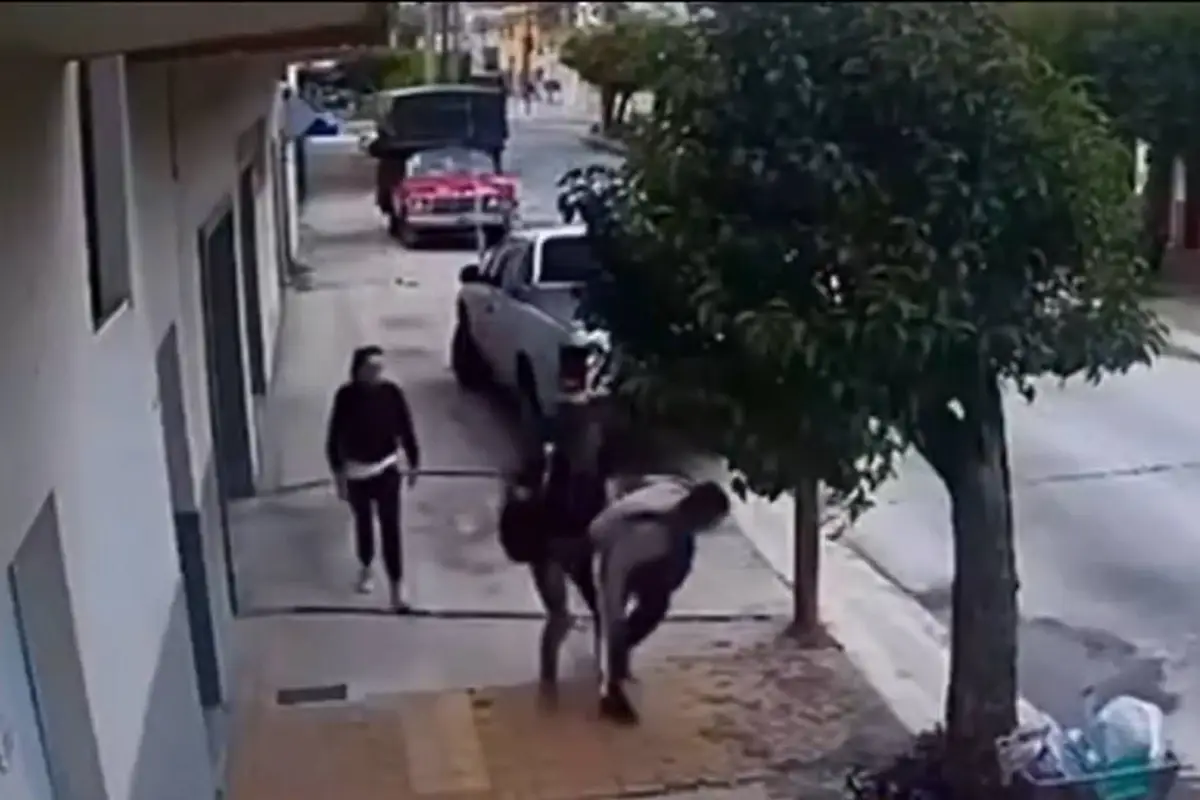 Mujeres asaltan a hombre., Captura de pantalla video X.