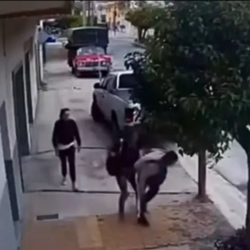 Mujeres asaltan a hombre. ,Captura de pantalla video X.