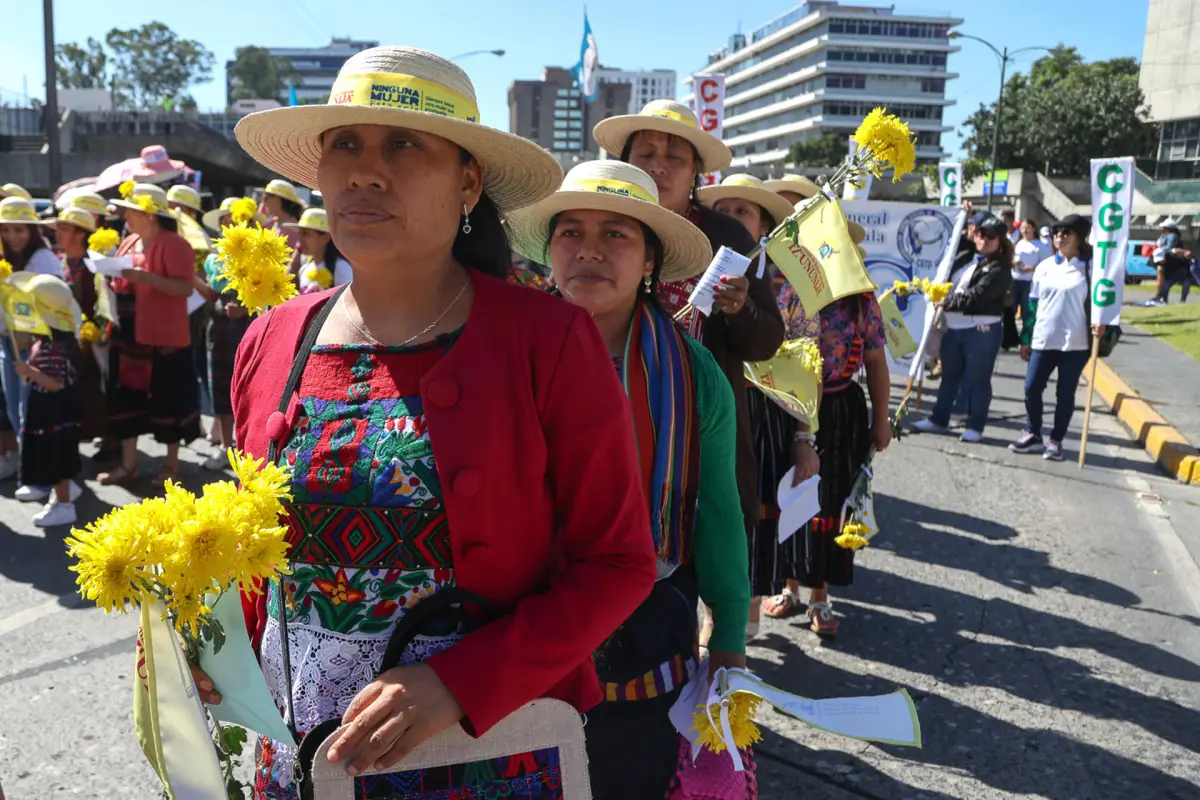 Mujeres participan en la manifestación por el Día Internacional de la Eliminación de la Violencia contra la Mujer este martes, en Ciudad de Guatemala (Guatemala), EFE/ Mariano Macz