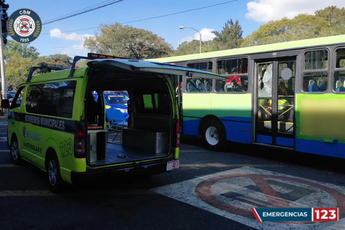 El piloto del bus acudió a una estación de bomberos en zona 12 para pedir ayuda tras un ataque en el que un hombre murió dentro de la unidad., Bomberos Municipales