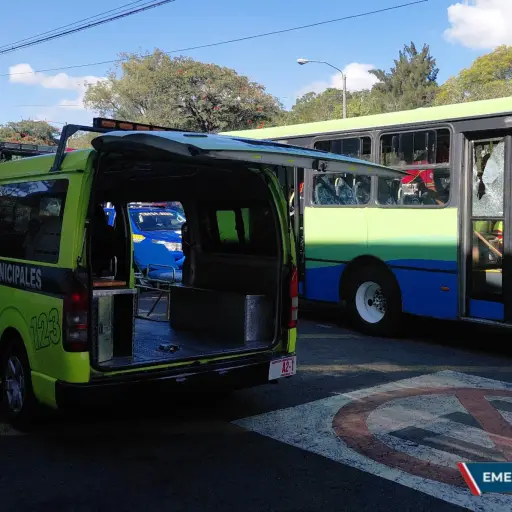 El piloto del bus acudió a una estación de bomberos en zona 12 para pedir ayuda tras un ataque en el que un hombre murió dentro de la unidad. ,Bomberos Municipales