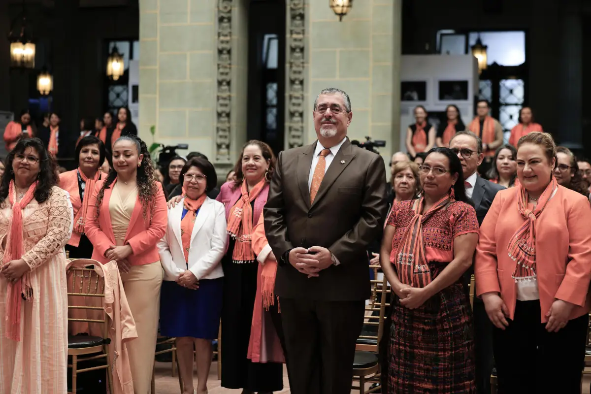 El presidente de Guatemala, Bernardo Arévalo de León (c), posa en un acto de conmemoración del Día Internacional de la Eliminación de la Violencia contra la Mujer este martes, en Ciudad de Guatemala., EFE