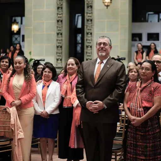 El presidente de Guatemala, Bernardo Arévalo de León (c), posa en un acto de conmemoración del Día Internacional de la Eliminación de la Violencia contra la Mujer este martes, en Ciudad de Guatemala. , EFE
